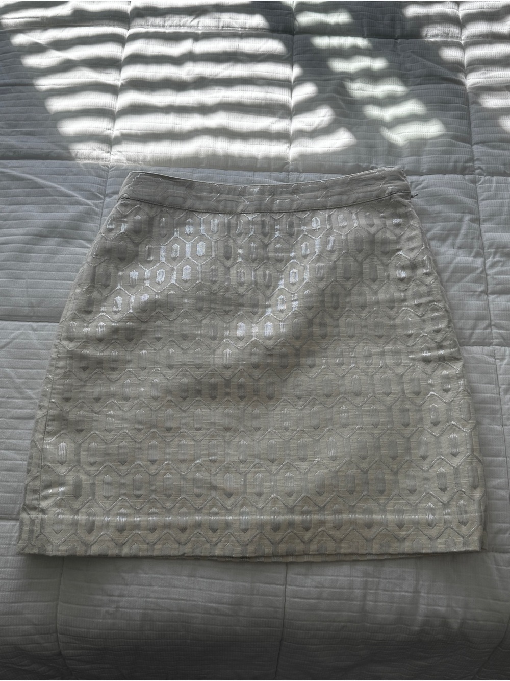 Banana Republic cream metallic midi skirt with geometric pattern detail size 4